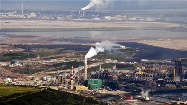 منشآت لاستخراج النفط من الرمال الزفتية في فورت ماك موراي في شمال مقاطعة ألبرتا في غرب كندا