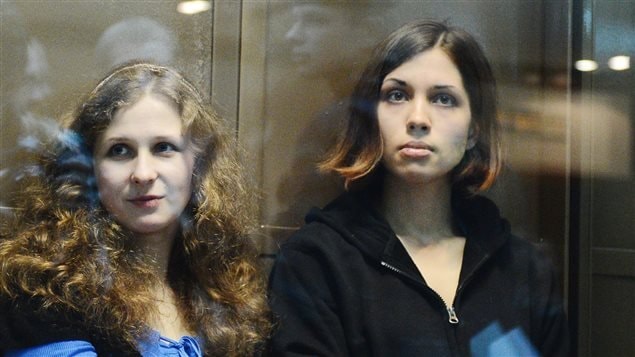Las miembros de Pussy Riot María Aliokhina (izq.) y Nadedja Tolokonnikova en octubre 2012. 