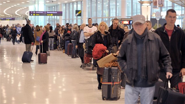 Des passager à l'aéroport Pearson de Toronto.