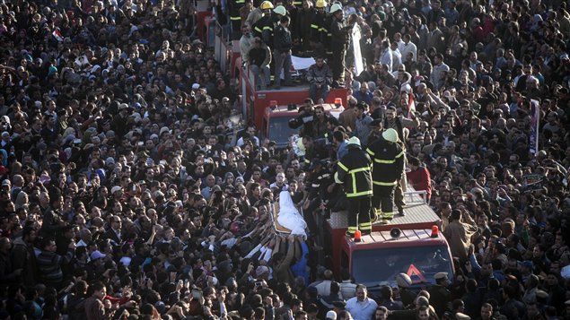تشييع أحد أفراد الأمن الذين سقطوا في المنصورة في شمال مصر اليوم
