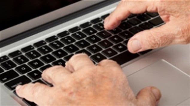  Des aînés victimes d'arnaques via Internet