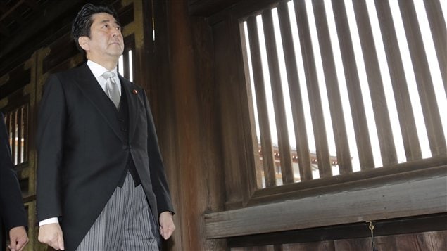 El primer ministro japonés Shinzo Abe visita el santuario de Yasukumi