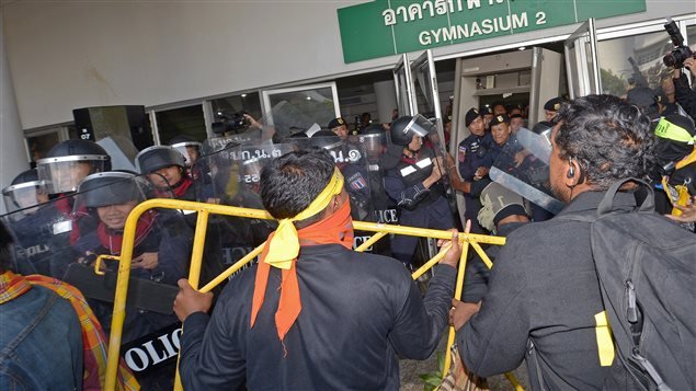Opositores antigubernamentales manifestaron frente a un gimnasio de Bangkok
