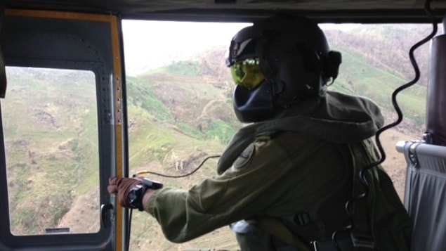 Un équipage d'un hélicoptère militaire canadien survole une région dévastée des Philippines le 13 novembre dernier.