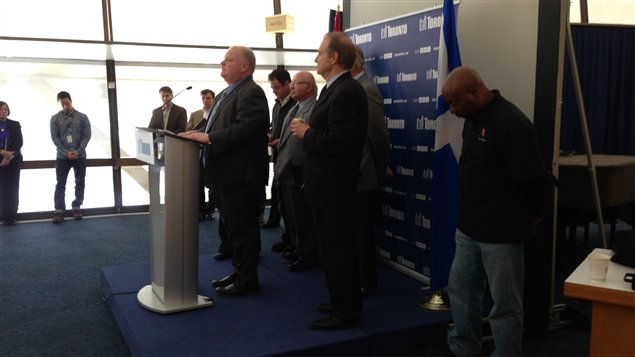Le maire adjoint de Toronto, Norm Kelly, se tient à la gauche du maire Rob Ford, lors d'une conférence de presse sur la situation à Toronto.