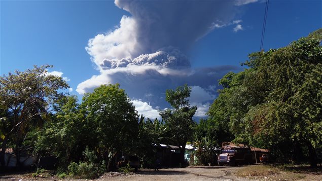 Nuage de fumée du volcan Chaparrastique, près de la ville de San Miguel, au Salvador
