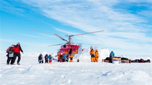 Un helicóptero chino rescata a los pasajeros del navío ruso Akademik Shokalsky.