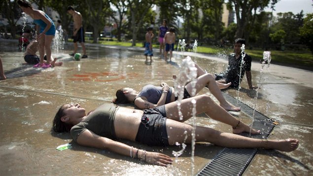 Estas imágenes del calor quedaron atrás en las últimas horas. Ahora es la lluvia la que afecta al país.  