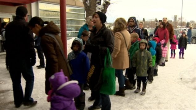 Des familles font la queue pour se faire vacciner contre la grippe à Edmonton, la capitale de la province de l'Alberta à l'ouest du Canada.