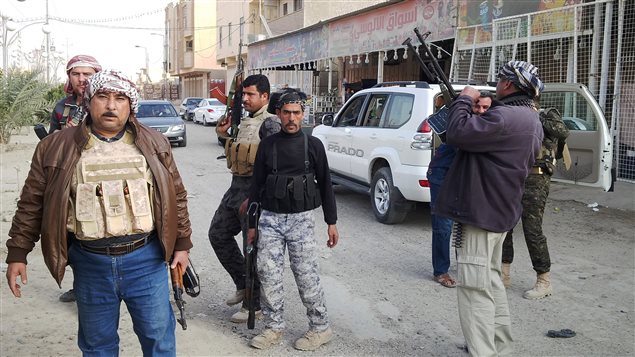 مسلحون من العشائر في الرمادي أمس
