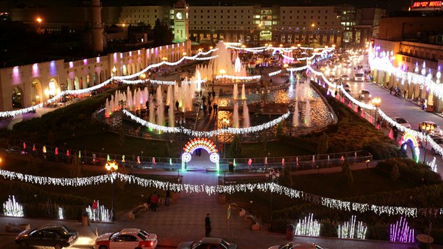 الأضواء تتلألأ في مدينة اربيل في العراق عشيّة رأس السنة الميلاديّة