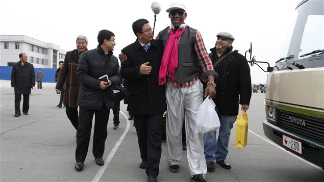 Dennis Rodman es recibido en el aeropuerto por el vice presidente del Comité Nacional Olímpico norcoreano, Son Kwang Ho.