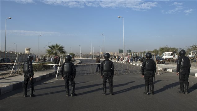 La policía anti-motines monta la guardia frente a la Academia de policía de El Cairo.