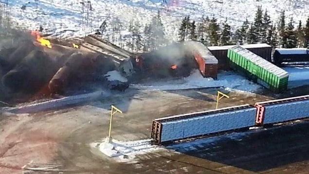 Une locomotive et 15 wagons ont déraillé à Plaster Rock au N.-B., dont certains ont pris feu. Les wagons contenaient du pétrole brut, du bitume et du propane.