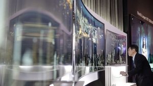2014年消费电子展上,一位参展者在LG105英寸超清晰电视前。