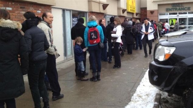 File d'attente pour obtenir le vaccin contre la grippe saisonnière à une clinique d'un centre commercial de Calgary en Alberta jeudi.