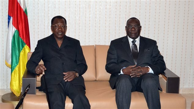 El presidente de Chad (izq.) y el presidente interino centroafricano a la víspera de la cumbre. 