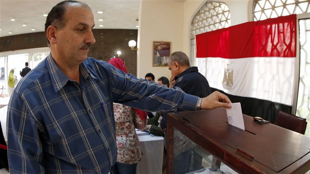 مواطن مصري مقيم في سلطنة عُمان يقترع أمس على مشروع الدستور الجديد في سفارة مصر في مسقط