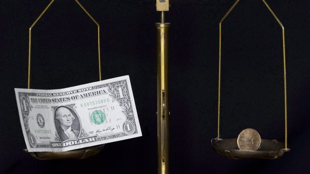 Le dollar canadien fait partie de ce que l'on appelle les monnaies matières premières (en anglais : commodities currencies), c'est-à-dire des monnaies de pays dont les exportations de matières premières représentent une très grosse partie de l'économie. Le dollar australien, le rouble russe ou la couronne norvégienne sont également des monnaies matières premières.