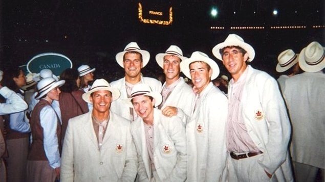Hernán Humaña (cuarto a la derecha) con el equipo canadiense de voleibol en los Juegos Olímpicos de Atlanta en 1996.