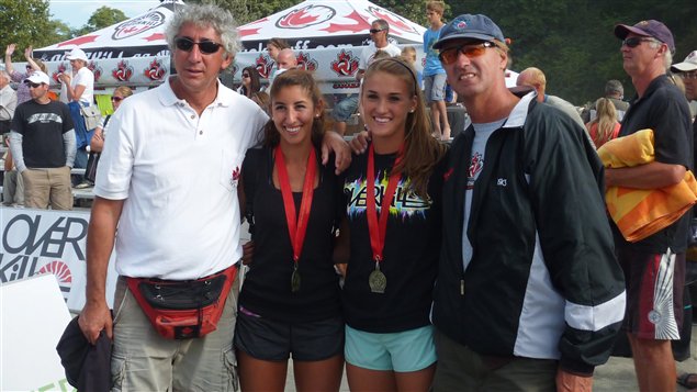 Hernán Humaña, Melissa Humaña-Paredes, Taylor Pischke y su padre.