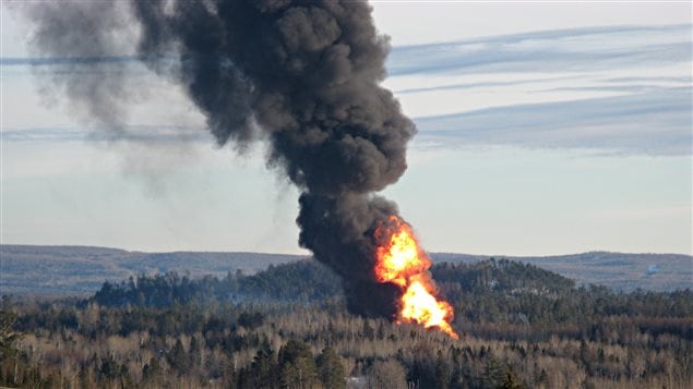 Les autorités ont procédé vendredi dernier à une explosion contrôlée pour venir à bout des incendies qui consumaient encore deux wagons du train près de Plaster Rock, au Nouveau-Brunswick. 