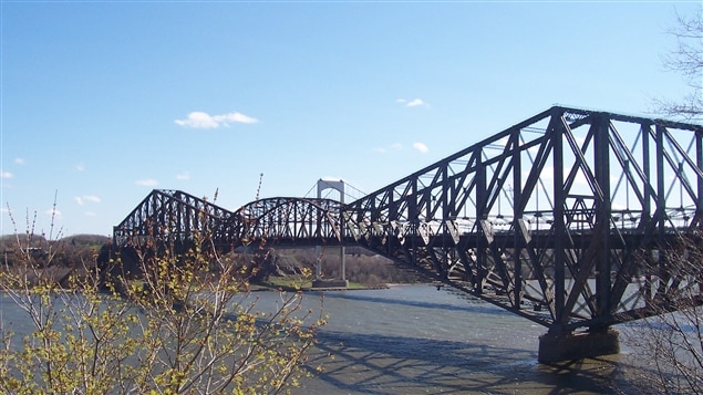 Le pont de Québec construit en 1917 est passé à l'histoire pour s'être écroulé à deux reprises lors de sa construction.