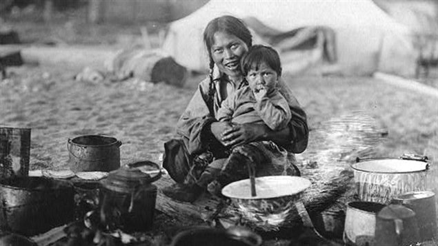 إمرأة وطفل من قبيلة الاينويت