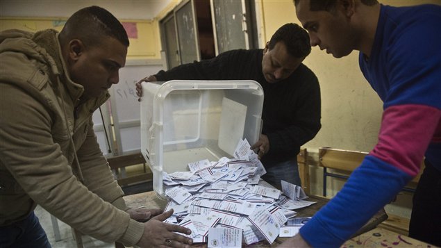 مسؤولو مركز اقتراع في القاهرة يقومون اليوم بفرز أصوات مواطنين شاركوا في الاستفتاء على الدستور 
