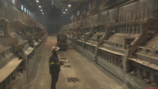 Des cuves d’aluminium au Québec. L'aluminium procure 30 000 emplois bien rémunérés au Québec dans près de 1 500 entreprises.
