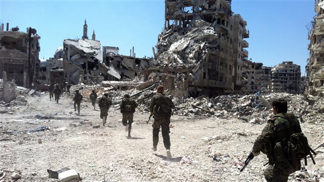 Des militaires syriens dans un quartier de Homs.