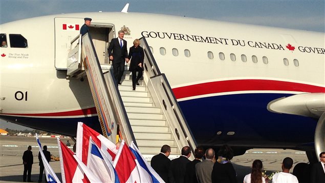 Le premier ministre Stephen Harper et sa femme Laureen arrivent à Tel-Aviv.