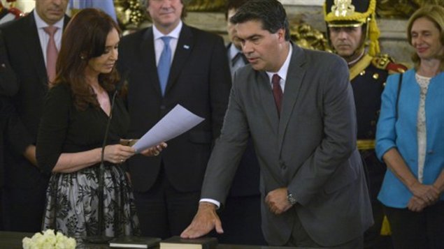 La presidenta de Argentina, Cristina Fernández, juramenta a Jorge Capitanich como Jefe de Gabinete el 20 de noviembre de 2013.