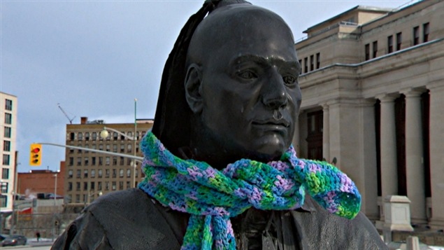 Un bon samaritain a laissé des foulards pour les sans-abri sur des statues au centre-ville d'Ottawa.