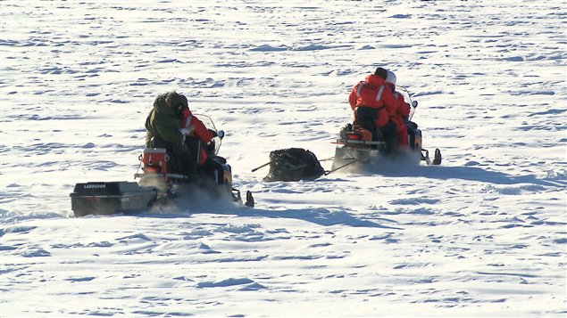 Des plongeurs policiers du Québec effectuent des recherches dans la baie de Sept-Îles cette semaine pour retrouver un motoneigiste disparu à deux kilomètres de la berge dans un trou béant dans la glace.