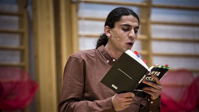 Le jeune poète danois Yahya Hassan en pleine lecture à Vollsmose, au Danemark. Le jeune poète danois Yahya Hassan en pleine lecture à Vollsmose, au Danemark.