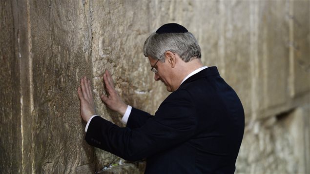 Le premier ministre Styephen Harper devant le mur des Lamentations à Jérusalem.