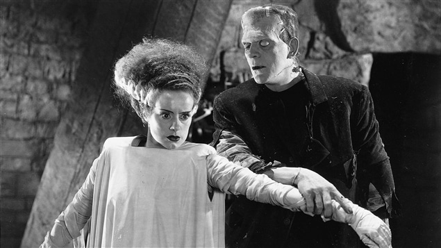 Boris Karloff et Elsa Lanchester dans le film de 1935, <i>The bride of Frankenstein</i>. Boris Karloff et Elsa Lanchester dans le film de 1935, <i>The bride of Frankenstein</i>.
