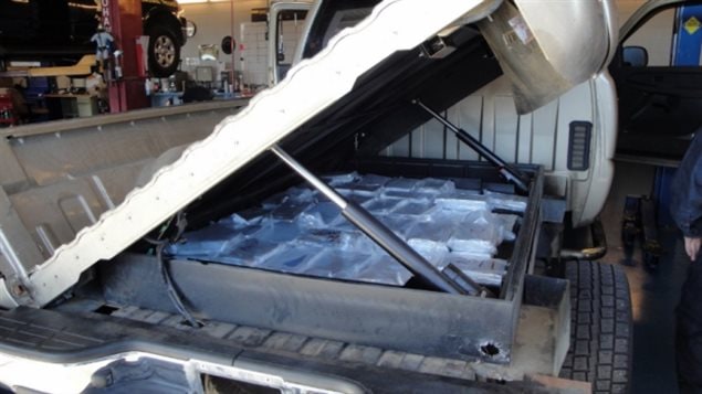 63 sacs de cocaïne scellés sous vide, soit 45 kilos d'une valeur de revente de 4,5 millions de dollars, sont dissimulés dans un camion à plateforme intercepté lors d'un contrôle routier au Nevada, en octobre 2012.