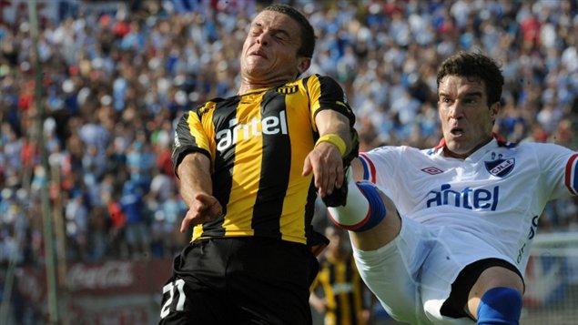 Partido entre los equipos Peñarol y Nacional de Montevideo, Uruguay.