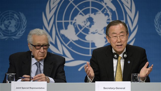 الأمين العام للأمم المتحدة بان كي مون (إلى اليمين) والموفد الأممي العربي إلى سوريا الأخضر الإبراهيمي في مؤتمر صحافي في ختام الأعمال الافتتاحية لمؤتمر "جنيف 2" أمس في مونترو في سويسرا