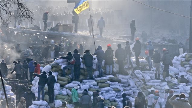 Les manifestants érigent à nouveau des barricades dans le centre de Kiev dimanche.