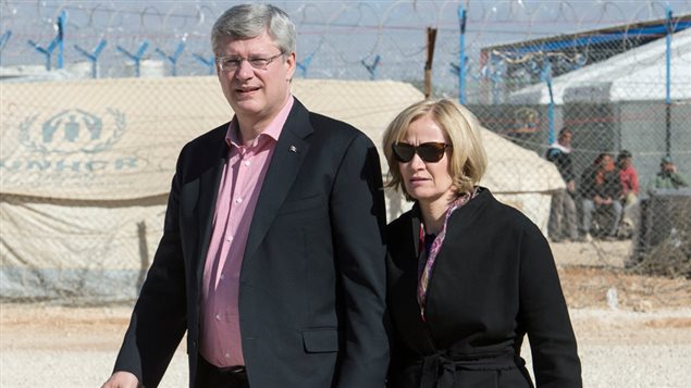 رئيس الحكومة الكندية ستيفن هاربر وزوجته لورين في زيارة لمخيم الزعتري للاجئين السوريين في الأردن في 24 كانون الثاني (يناير) 2014