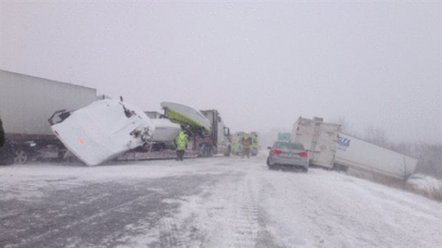 Plusieurs camions impliqués dans un accident spectaculaire de camions près de Cobourg en Ontario la semaine dernière.