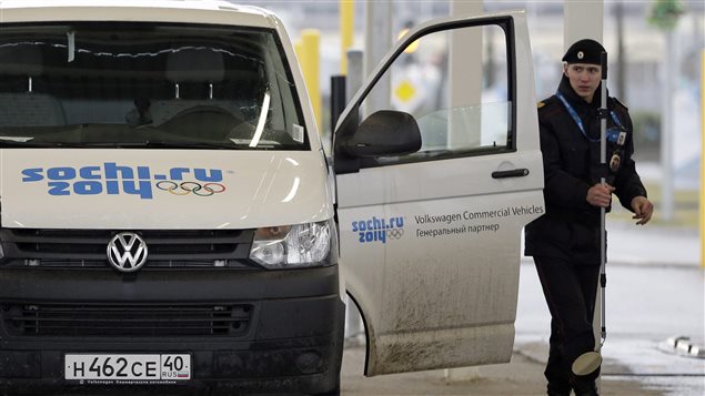 Un policier fouille un véhicule à l'entrée du site des Jeux de Sotchi, le 24 janvier 2014.