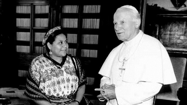 El Papa Juan Pablo ll, en 1992, en compagnie de premio Nobel de la Paz, Rigoberta Menchú. 