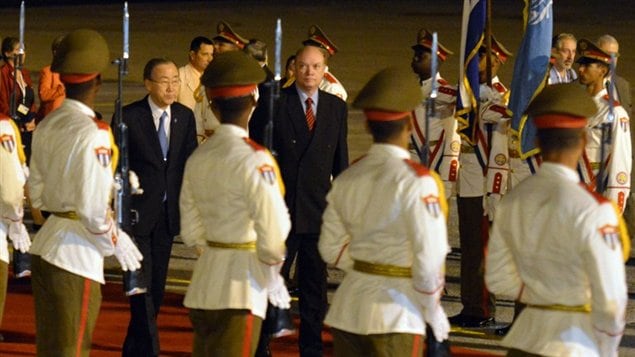 El Secretario general de Naciones Unidas, Ban Ki-moon y el ministro de Relaciones Exteriores de Cuba, Rodrigo Malmierca, en el Aeropuerto internacional José Martí de La Habana, este lunes 27 de enero 2014.