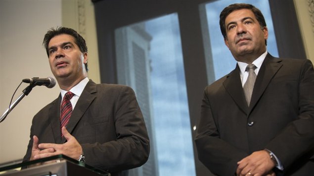 Jorge Capitanich, jefe de Gabinete (izq.) y Ricardo Echegaray, director de la AFIP, en conferencia de prensa este lunes en la Casa Rosada, Buenos Aires. 