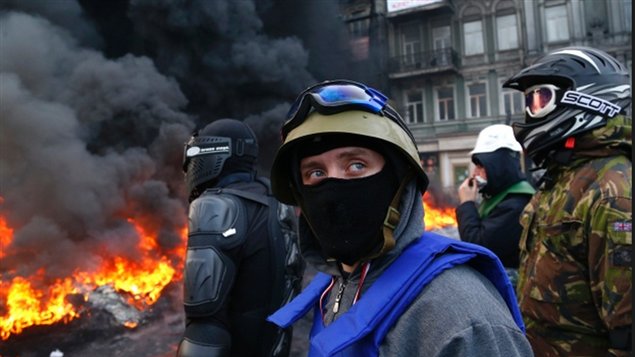 Une barricade érigée mardi, à Kiev, par des manifestants.