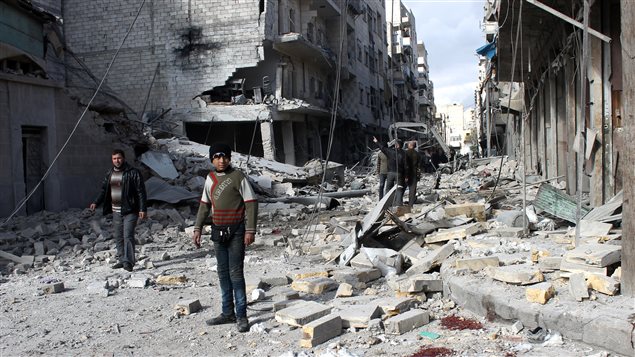 Une scène de dévastation dans une rue d'Alep, en Syrie, captée le 28 janvier 2014, alors qu'à Genève, les pourparlers de paix semblent se diriger vers une impasse. 